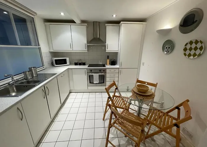 Central London 2 Bed Apt- Sleeps 4 & Pet Friendly