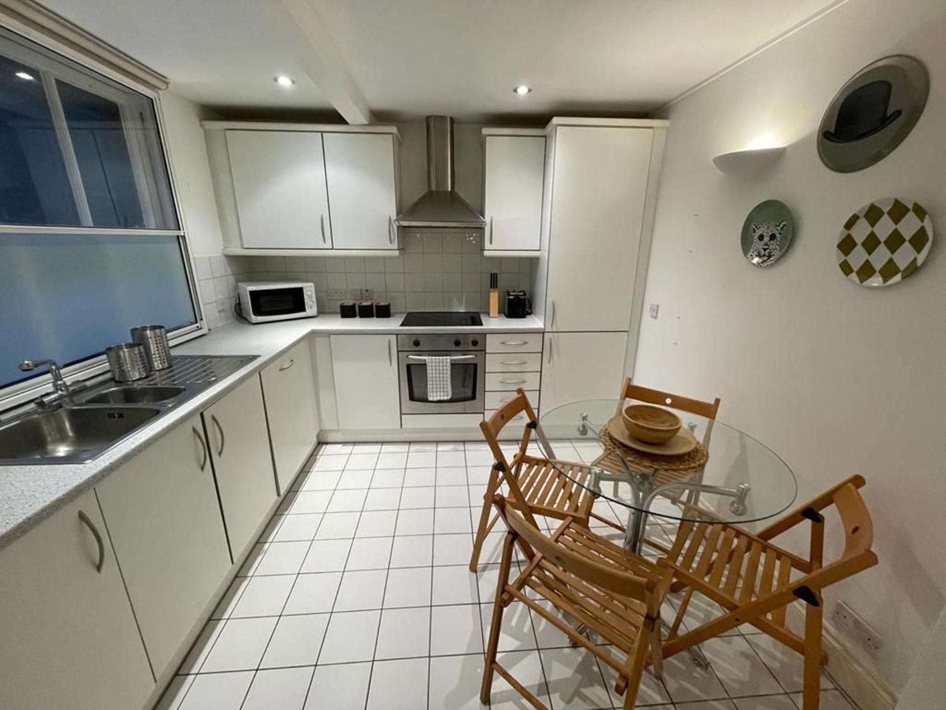 2 Bed Apt- Sleeps 4 & Pet Friendly